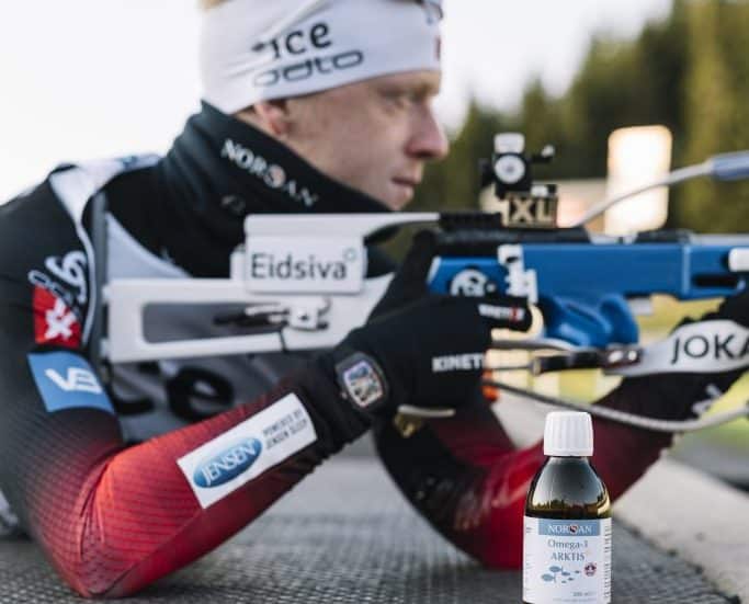 Johannes Thingnes Bø, biatlonininkas, teniruojasi ir laiko omega-3 Norsan produktą
